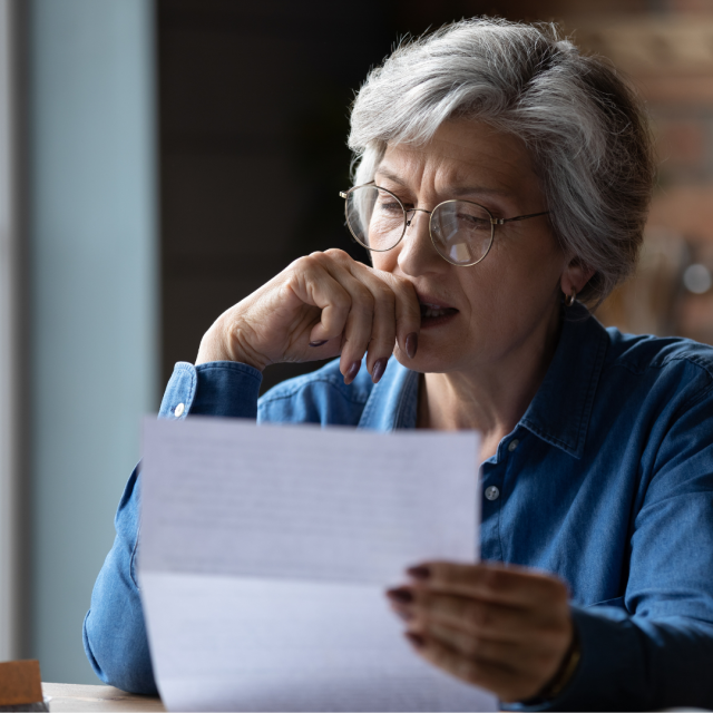 vrouw die testament leest